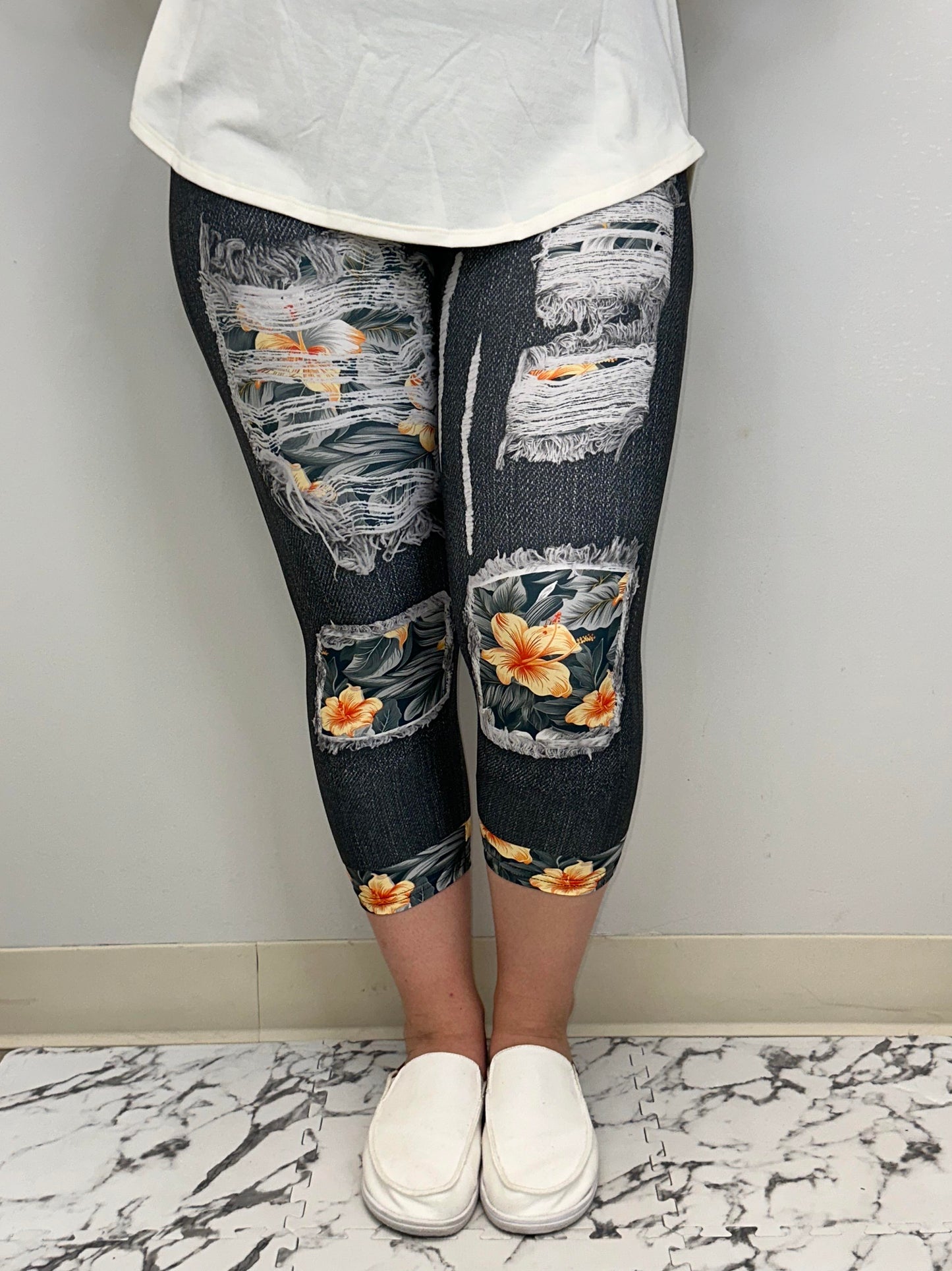 Dark Hibiscus Capri w/ Butt Pockets
