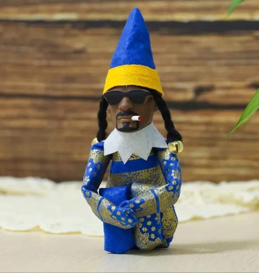 Snoop smoking with gold necklace