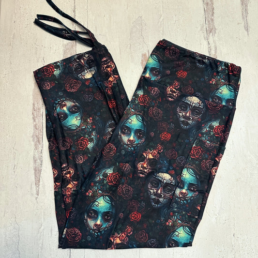 Goth Floral Faces Ruched Cuff Capris with Side Pockets