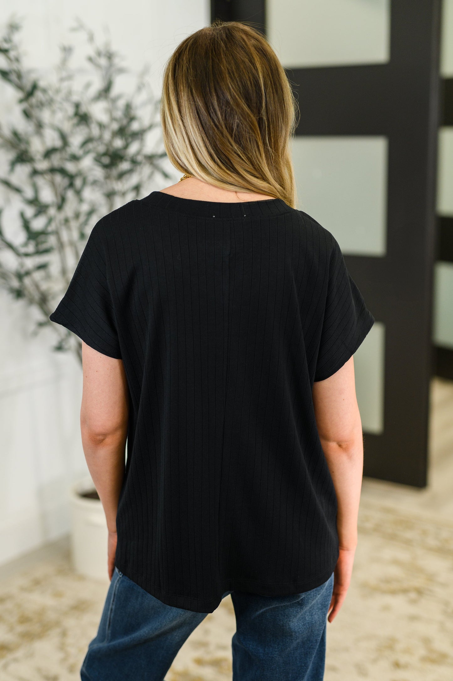 Top Shelf Basic V-Neck Ribbed Tee in Black