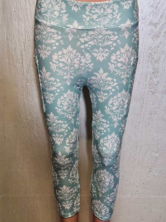 Damask White Floral capris with pockets